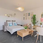 Elégant 2 Pièces - Accès Direct Vue Splendide *